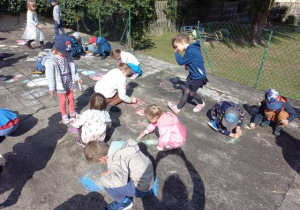 Dzieci malują kropki na tarasie